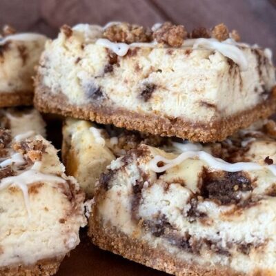 Cinnamon Roll Cheesecake Bars